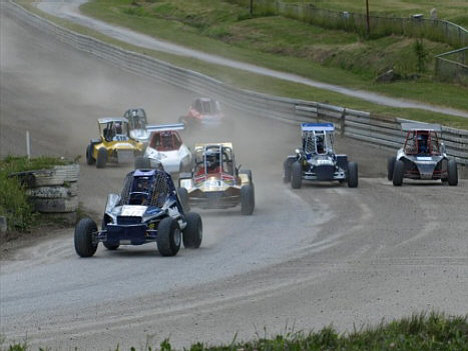 Keld Munkedal i front på vej ind i første sving på Nisseringen.